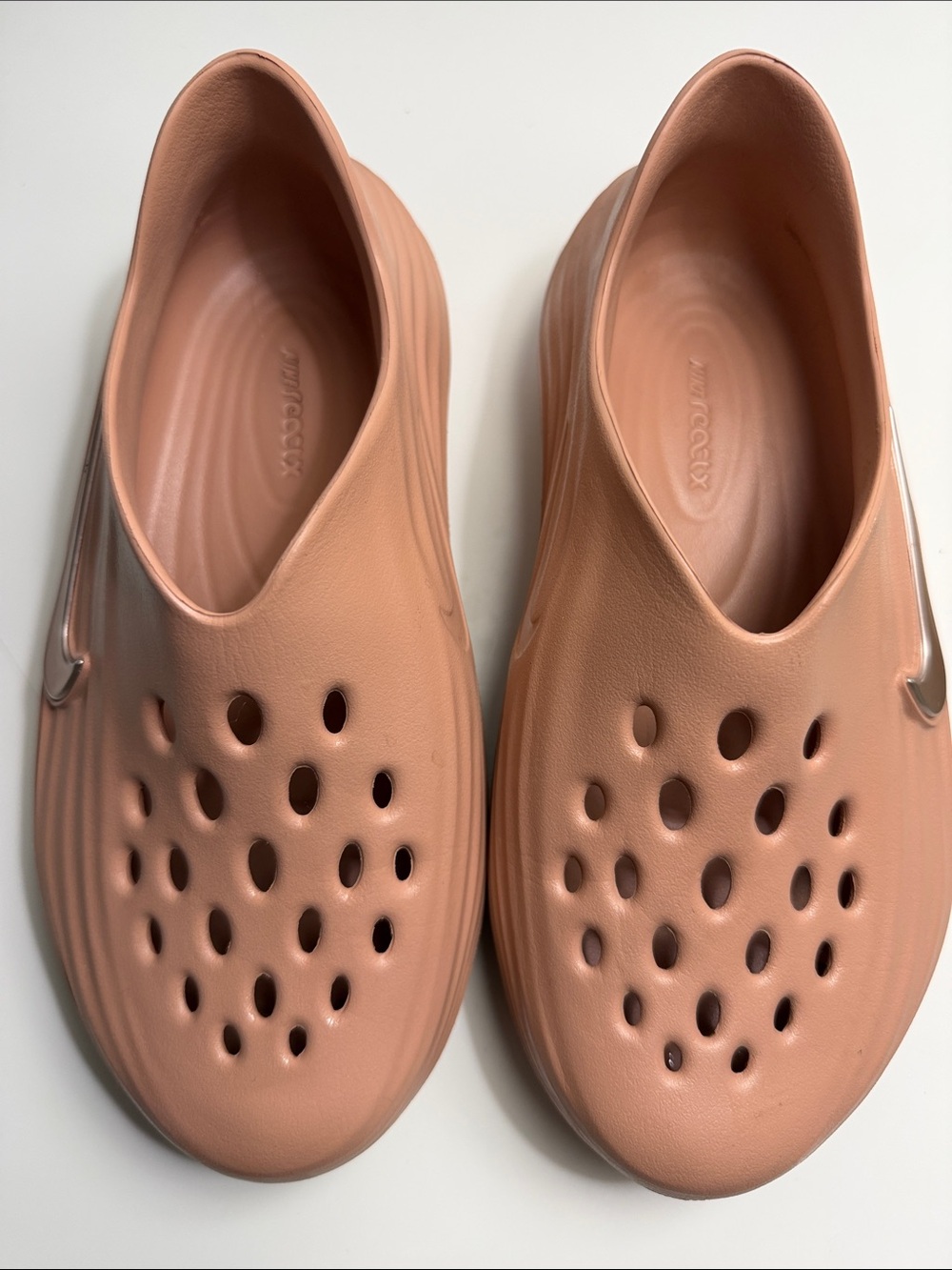 Nike women’s Water Clog in Terracotta M5/W6/5Y